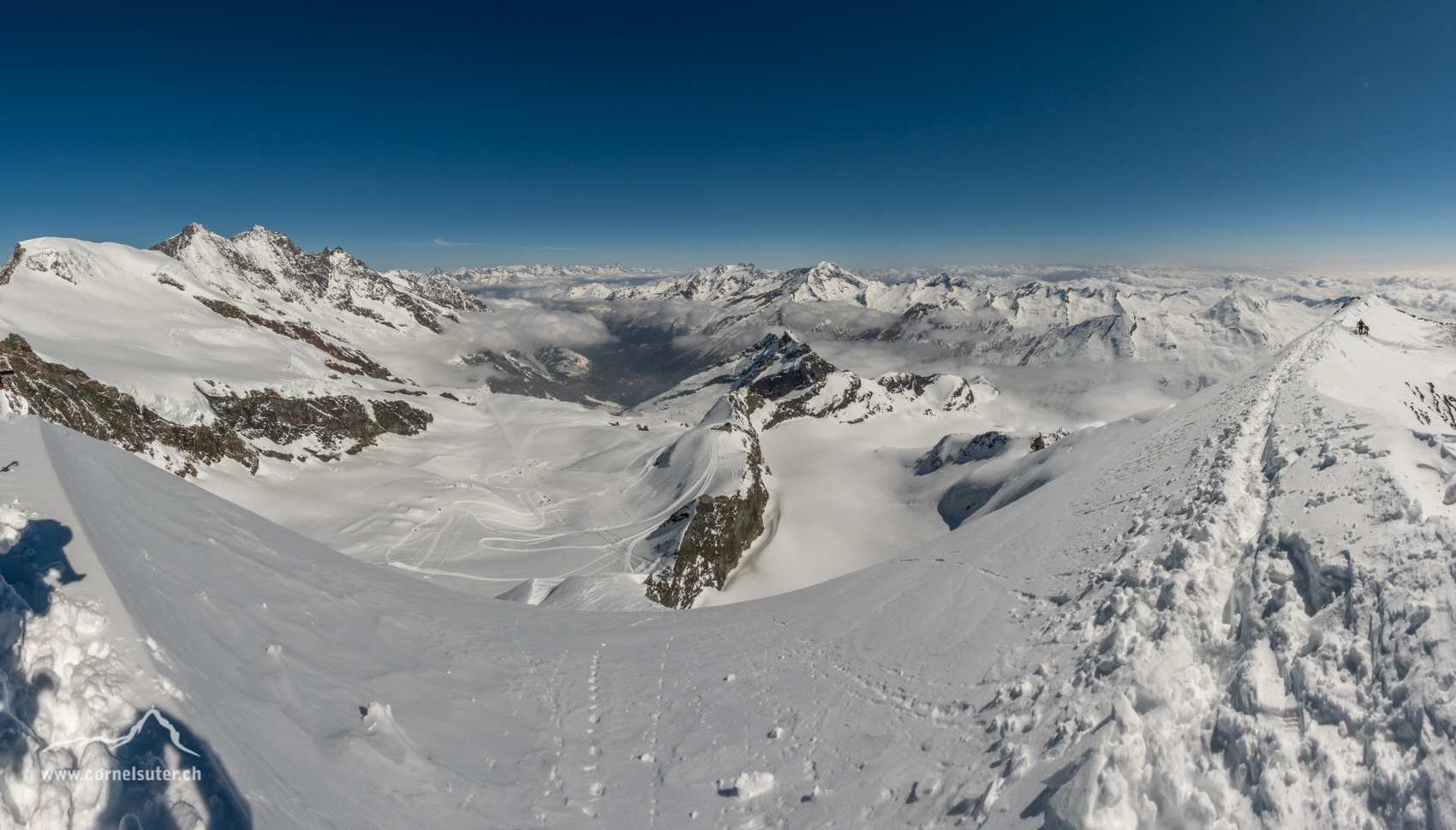 Pano Aussicht, links die Mischabelgruppe, mitte unten Saas-Fee und Saas-Grund usw....
