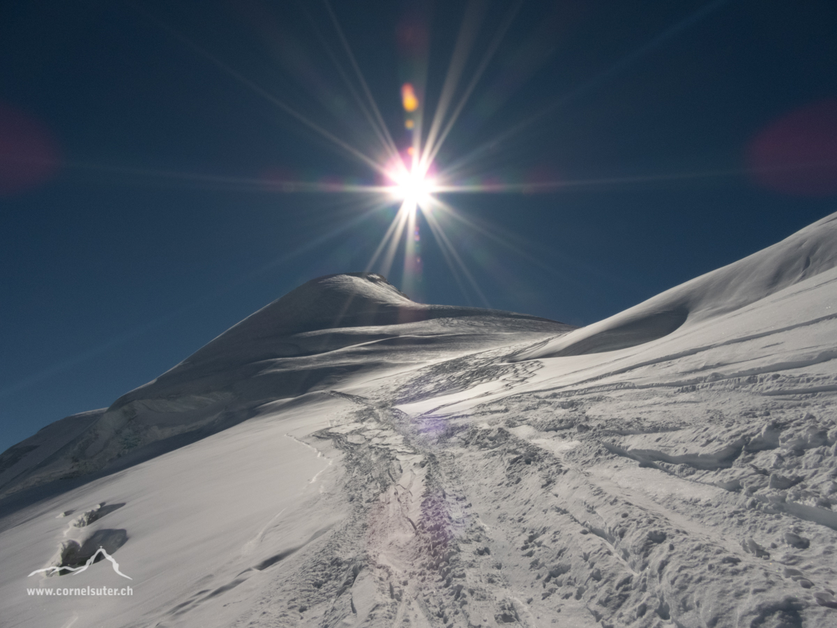 Beim aufstieg zum Allalinhorn, manche Gletscherspalten sind so Gross dass diese auch im Winter noch offen sind, teils gefährlich.