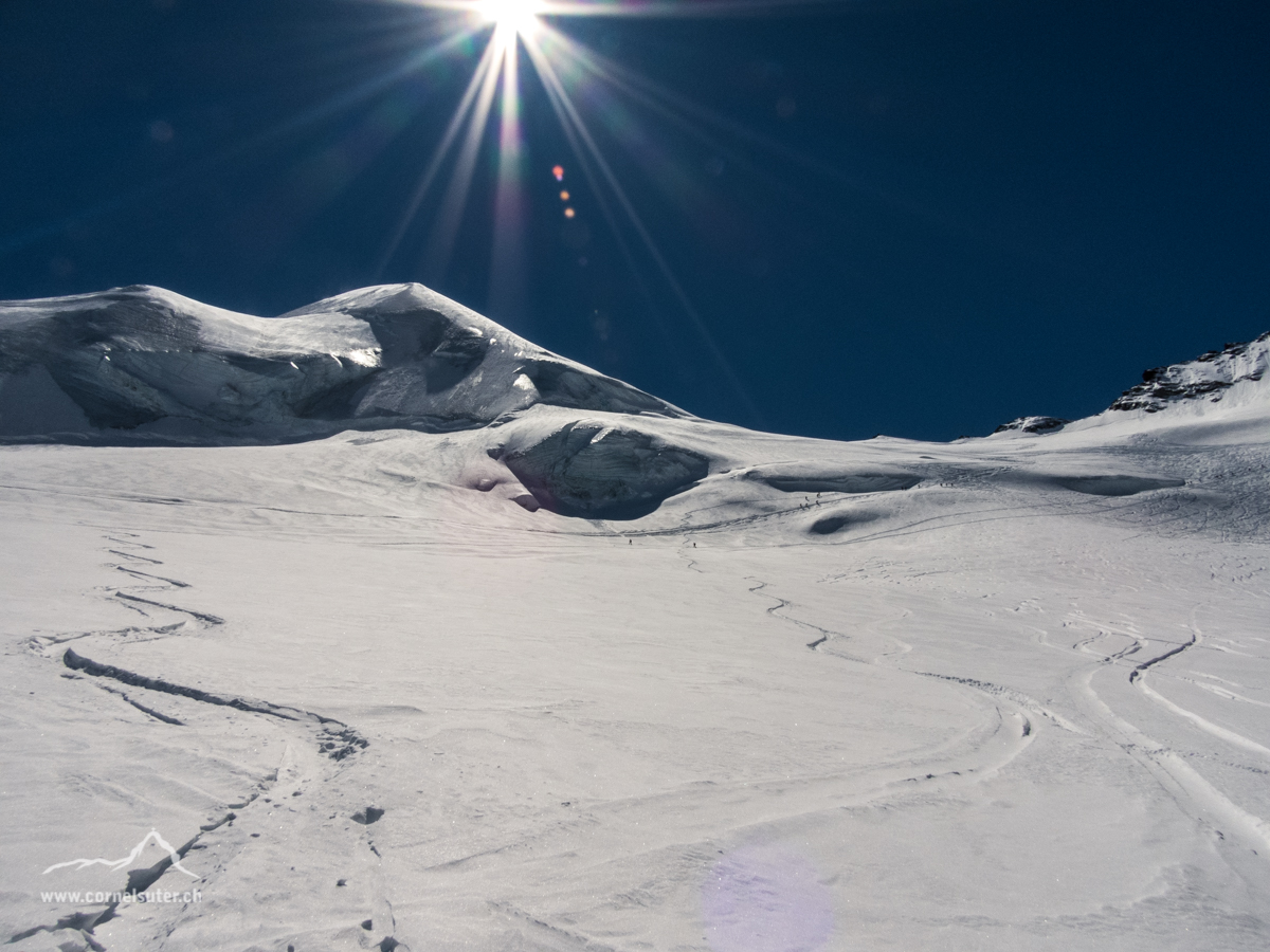 Auf den weiten des Gletschers weit unterhalb des Allalinhorn