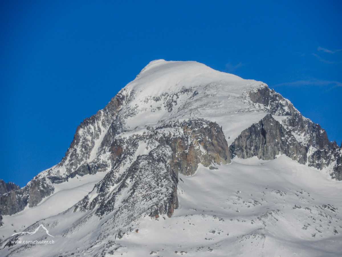 In Ulrichen warten wir auf den Zug und unser Blick zum Galenstock 3586m.