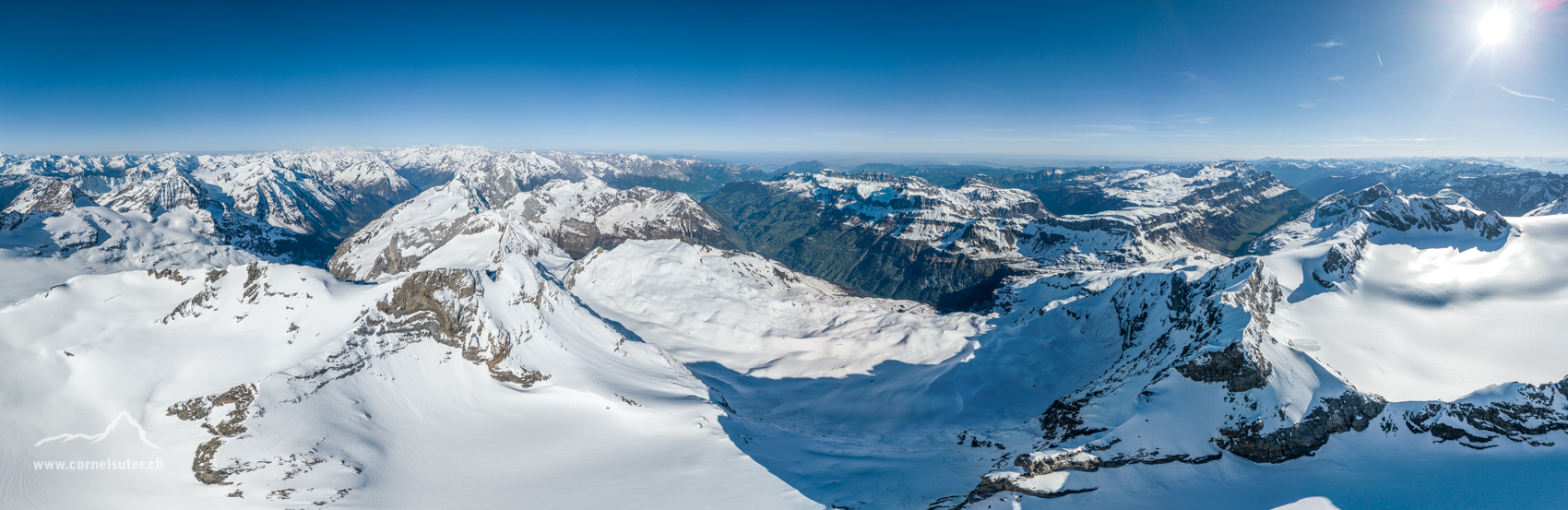 Flugpanobild über der Chammlilücke, linsk das Maderanertal, nach rechts das Schächental, der hinterste Teil des Bisisthal, Urnerboden usw...