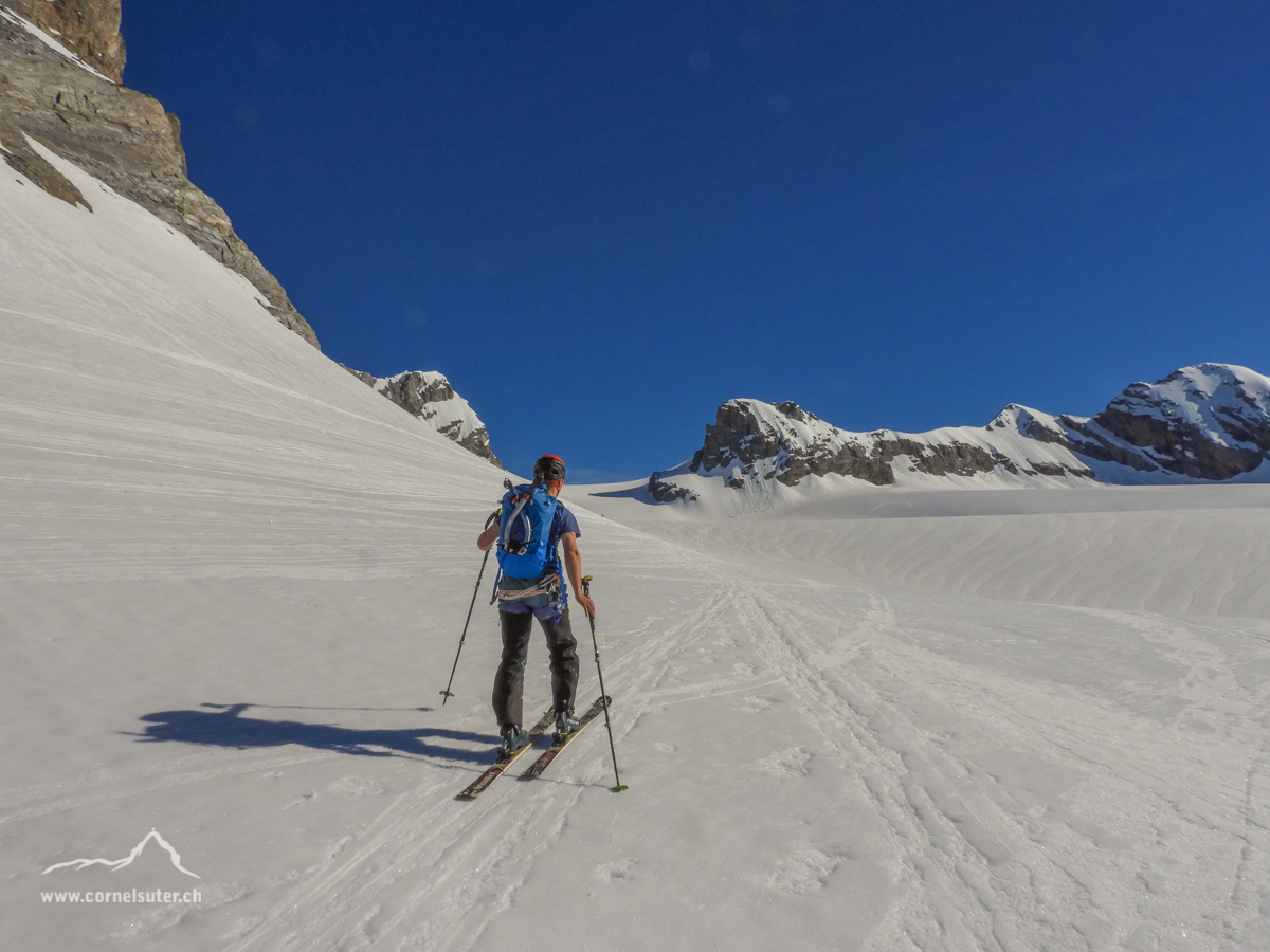 Gegensätze, im T-Shirt beim Aufstieg zum Chammlijoch....