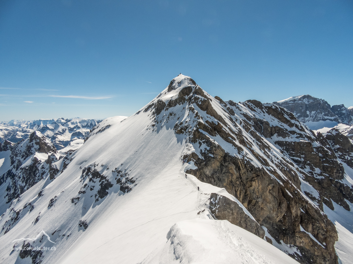 Auf dem Vorgipfel mit Sicht zum Clariden 3267m.