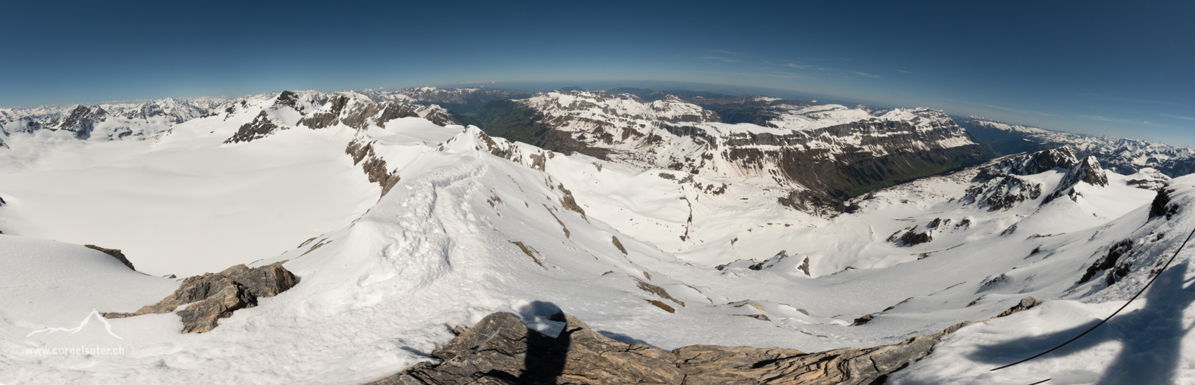 Panobild auf dem Clariden, links der Hüfifirn, nach rechts zum Schächental und zum Urnerboden.