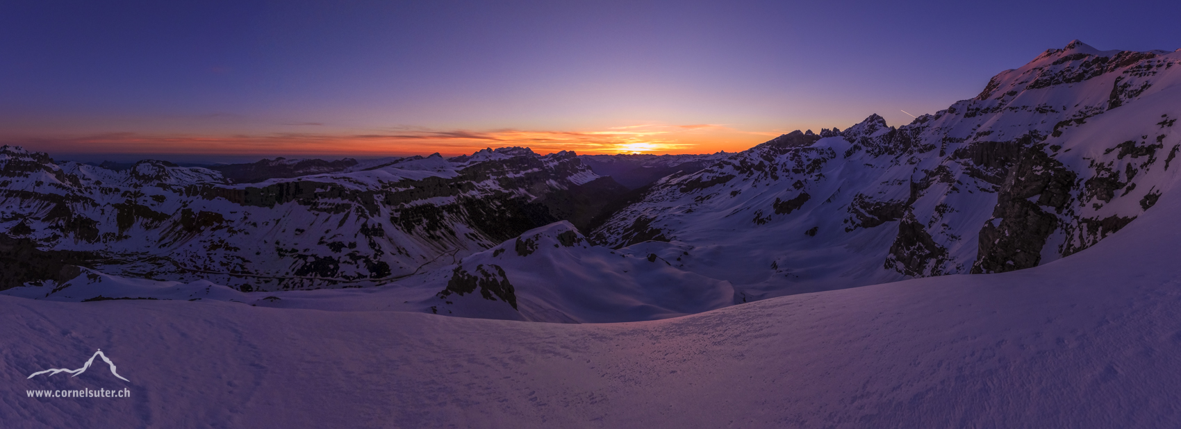 Morgenstimmung, rechts oben der Clariden. Weit unten der Klausenpass.