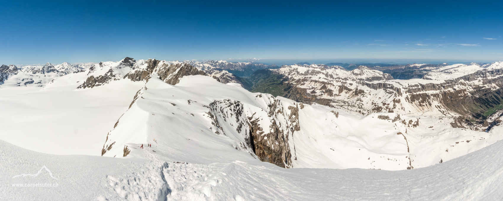 Panobild auf dem Vorgipfel, toll wenn man jetzt in die Ski einsteigen kann und kurze Zeit später unten beim Klausenpass zum Bier angestossen wird, prost.