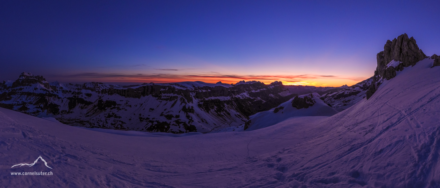 Morgenstimmung, links das Schächental, rechts hinunter zum Urnerboden.