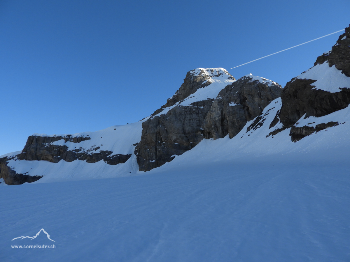 Nachdem wir ab dem Chammlijoch auf den Hüfifirn hinunter gefahren sind, hier bereits zum Anstieg zum Chammli Skidepot.