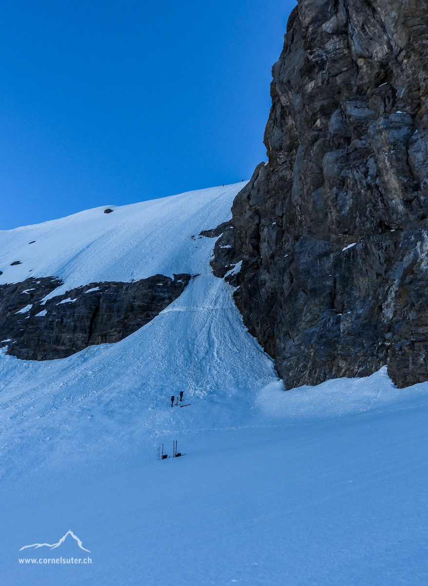 Skidepot, der Schnee "noch" durch gehend. (6:50Uhr)