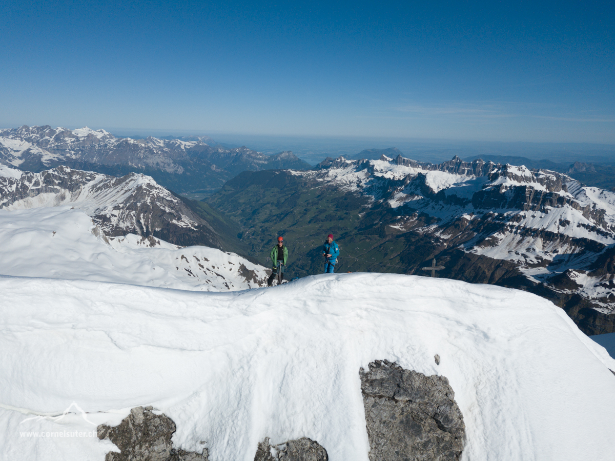 Flugbild auf dem Chammliberg 3215m, im Hintergrund das Schächental.