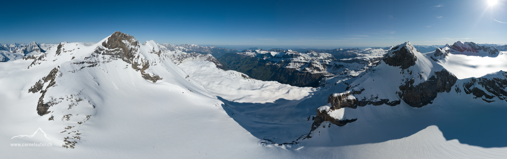 Flugpanobild über der Chammlilücke, linsk das Schärhorn, rechts der Chammliberg.