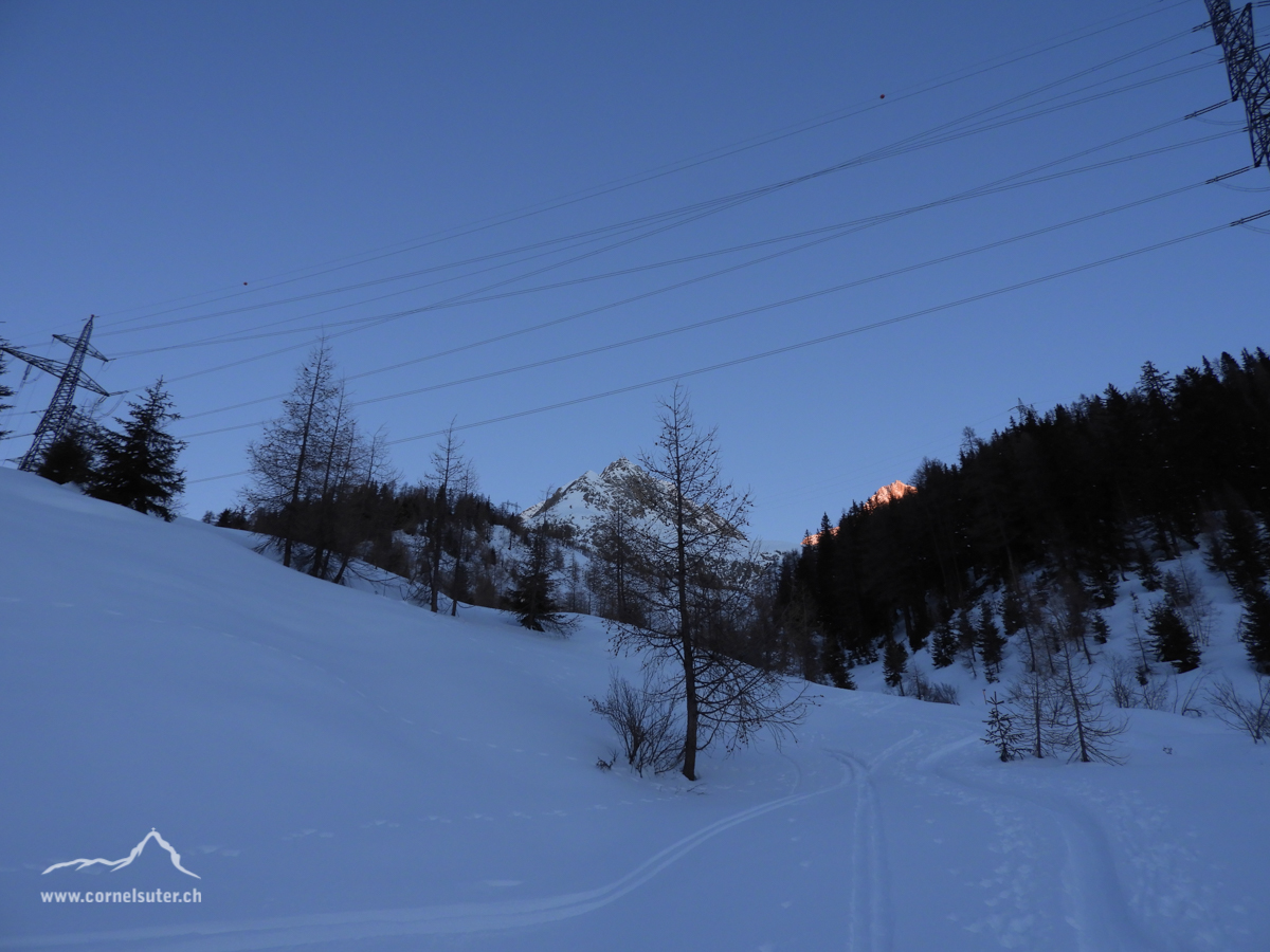 Start in Allaqua bei minus 12,5grad, DAS ist Winter, oben knapp das Chüebodenhorn zu sehen....