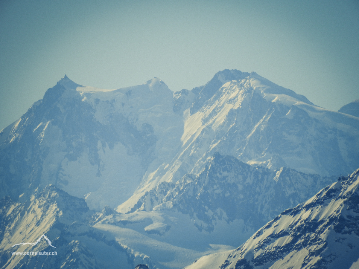 Wer erkennt die Dufourspitze 4634m? Kleiner Tipp die Spitze links aussen ist die Signalkuppe 4554m.