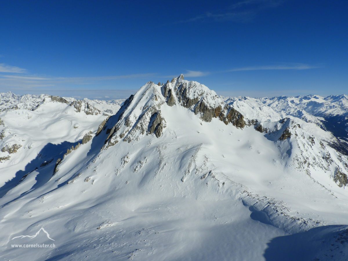 Sicht zum Pizzo Rotondo, auch eine super schöne Skitour, man steigt im "Y" Couloir zu Fuss hinauf, weiter oben in den rechten Arm wechseln.