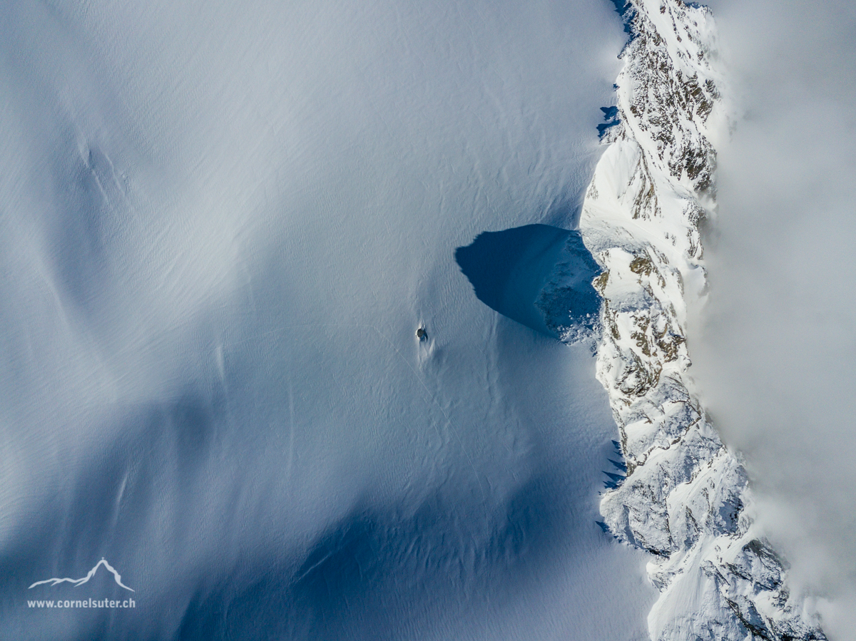 Dieses gefährliche Loch im Gletscher übersieht man beim Aufstieg sehr schnell....