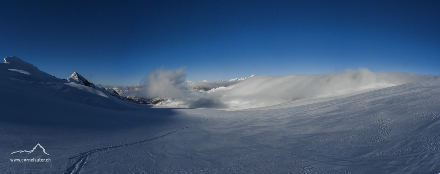 Links oben der Rhonestock, dann Galenstock 3586m und die weiten des Rhonegletschers.