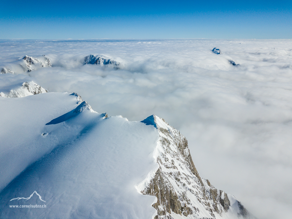 Hochnebelartig Bewölkt zeitweise bis ca 3400m, rechts hinten das Sustenhorn 3503m knapp über den Wolken.