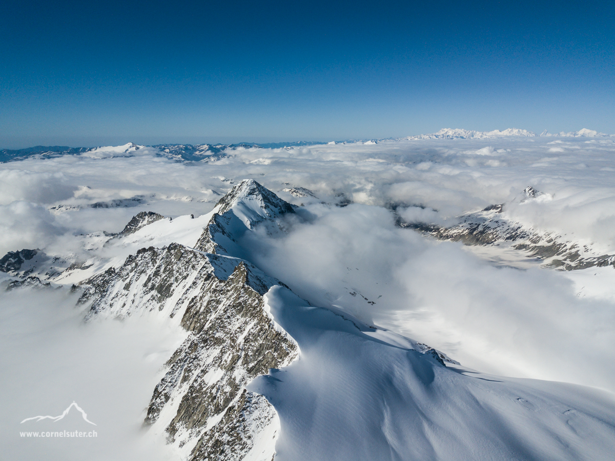 Sicht zum Galenstock 3586m, rechts am Horizont die Walliser Berge.