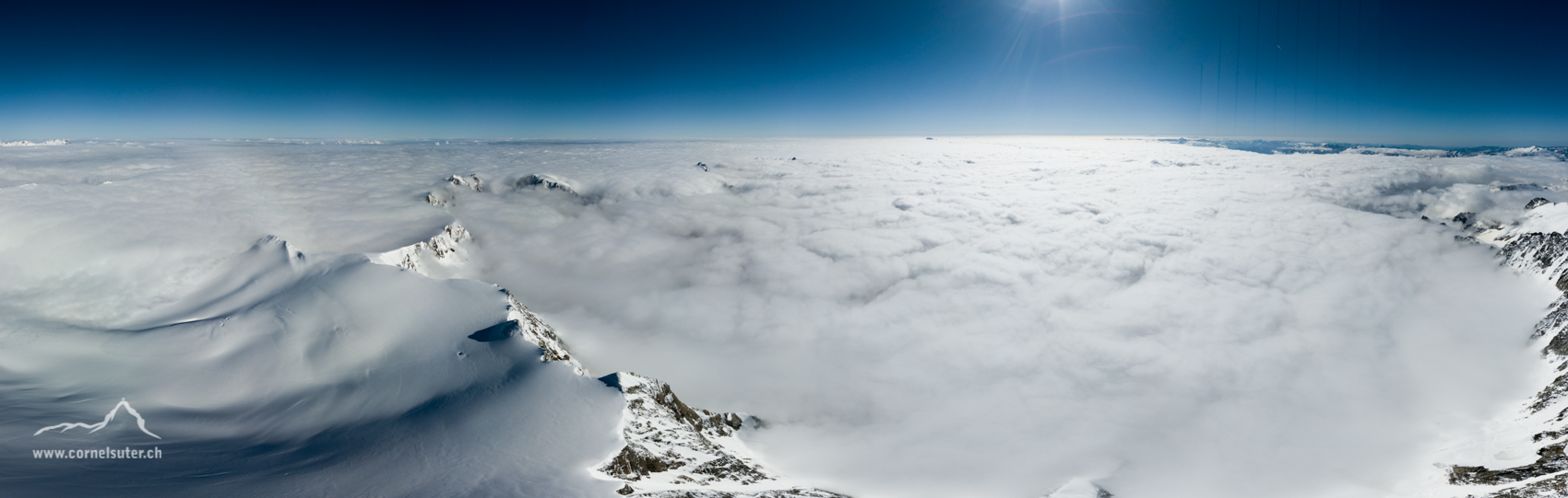 Die gesamte Zentralschweiz unter der Bewölkung, ausser weit hinten der Mister "T" Tödi 3614m knapp darüber....