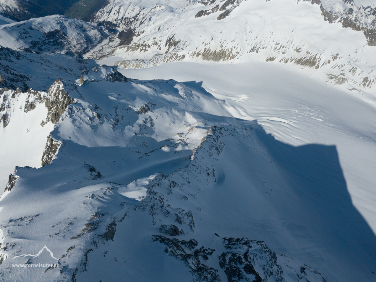 Sicht über den Rhonegletscher hinunter zum See und weiter nach Gletsch