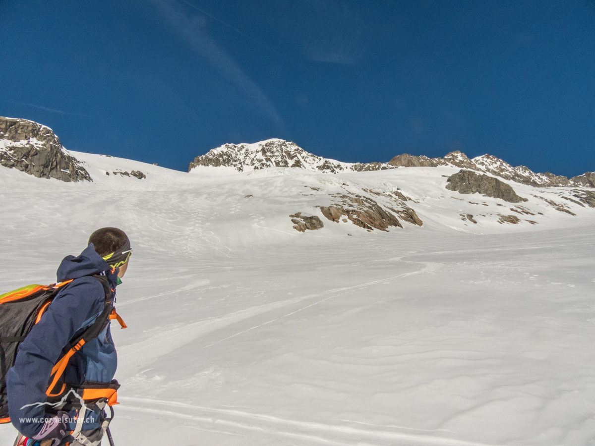 Sicht zurück zum Galenstock, bester Sulzschnee bei der Abfahrt.