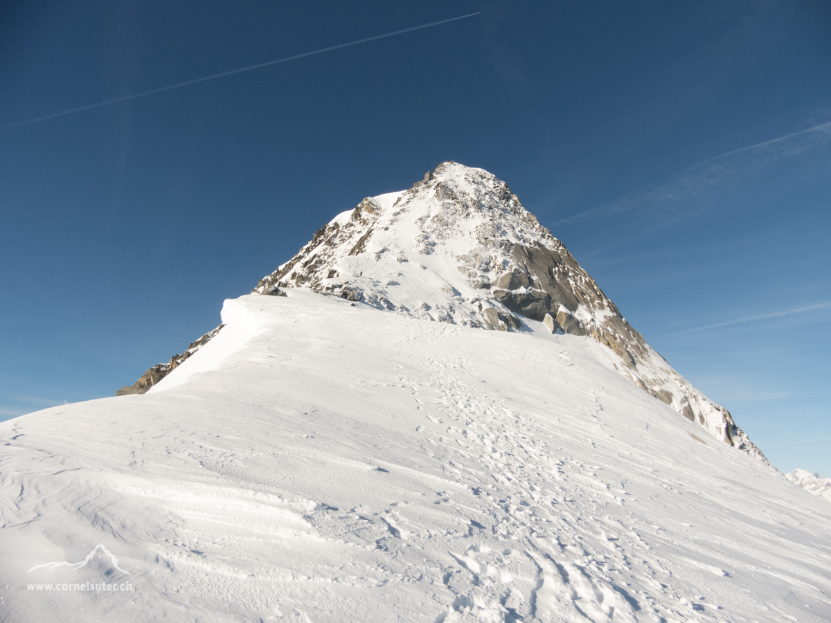 Skibergsteigen hinauf zum Gipfel des Galenstock 3586m.