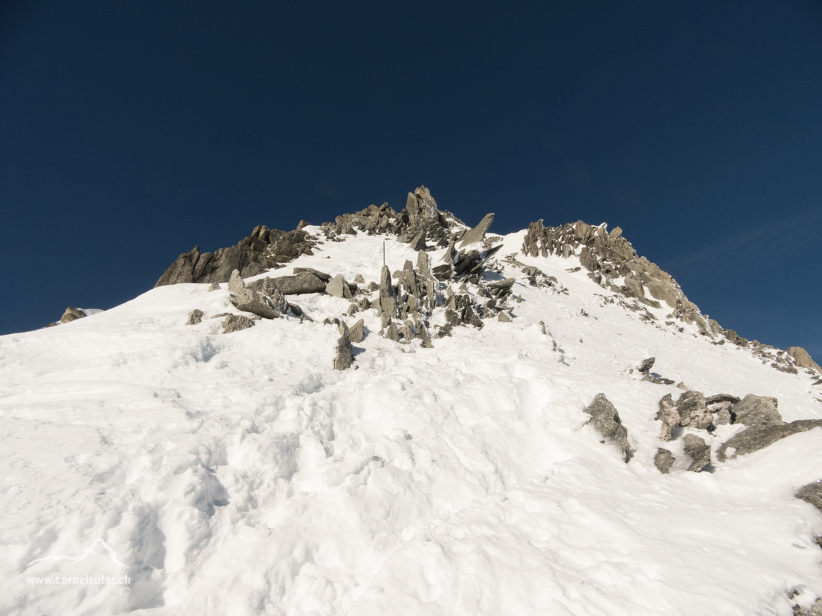 Skibergsteigen hinauf zum Gipfel des Galenstock 3586m.