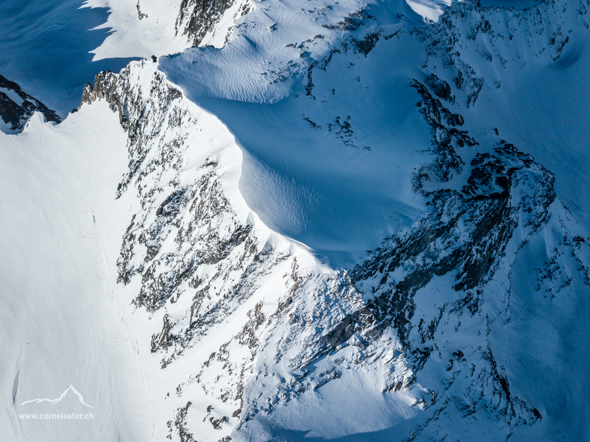 Der Galenstock 3586m senkrecht aus der Luft...