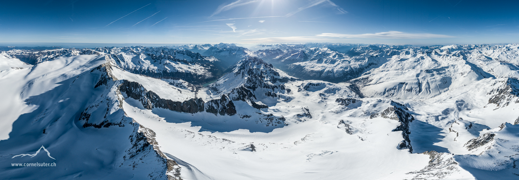 FlugPanobild, links der Rhonegletscher bis nach rechts zum Furkapass.