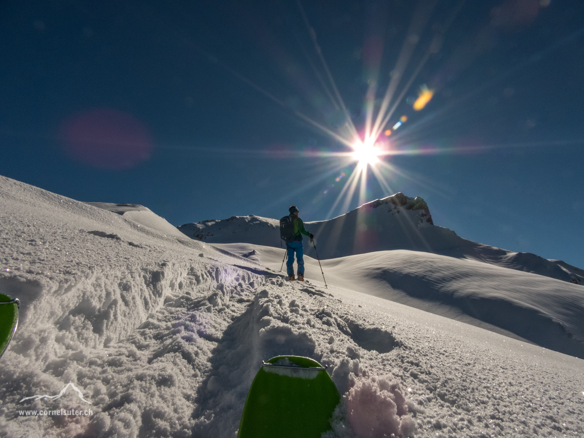 Die Sonne befindet sich direkt über unserem Ziel der Geissstock 2269m.