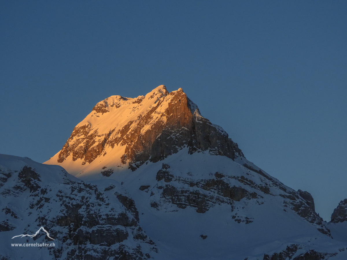Die ersten Sonnenstrahlen (7:45 Uhr) erleuchten die Schächentaler Windgällen.