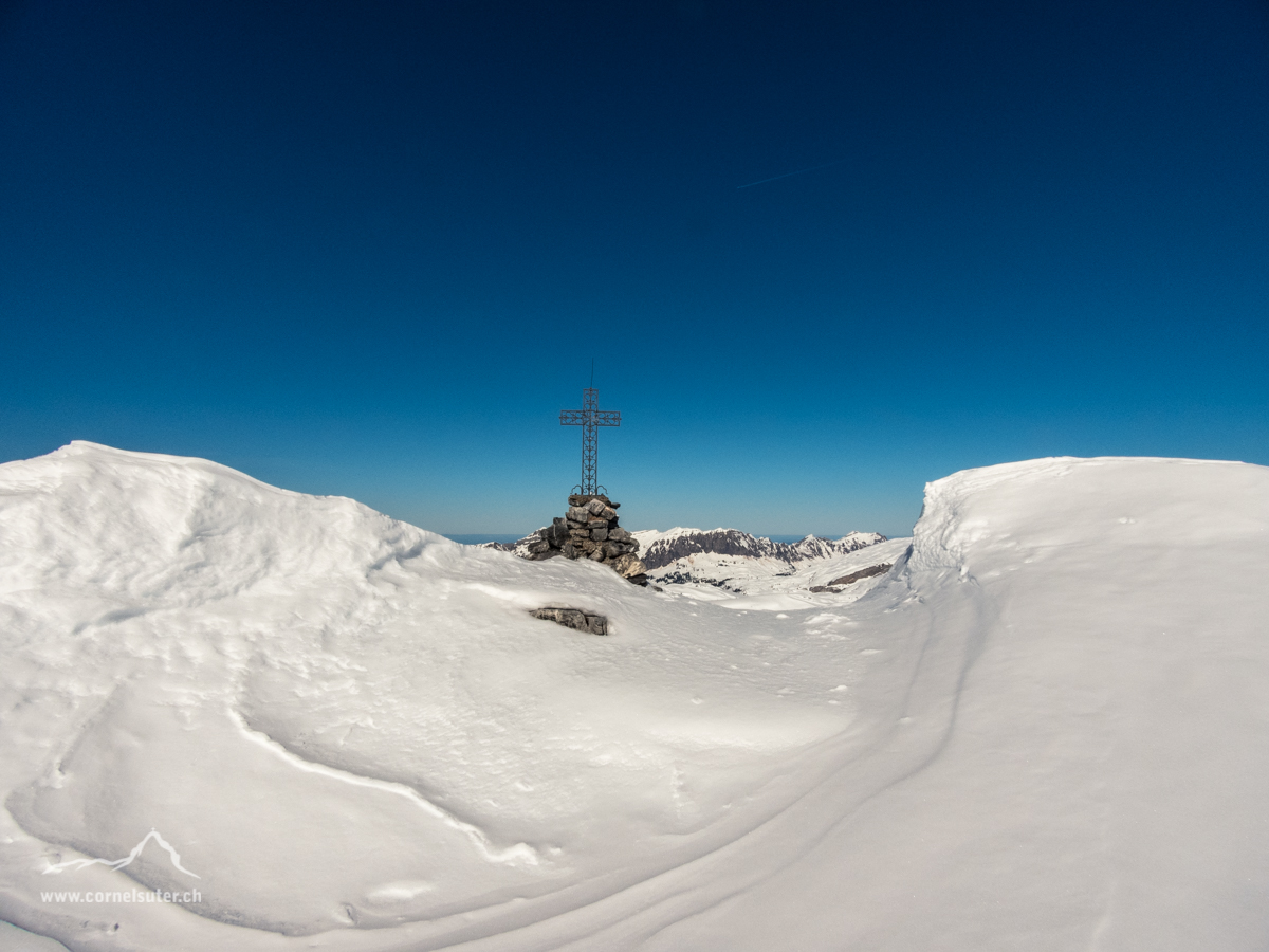 Und schon  beim Gipfelkreuz vom Mären 2304m.