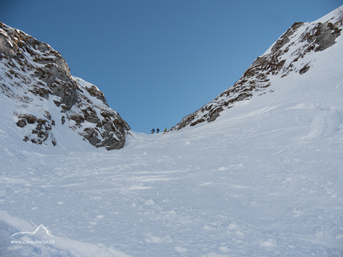 Abfahrt durch ein Couloir ins Gebiet Mütschä.