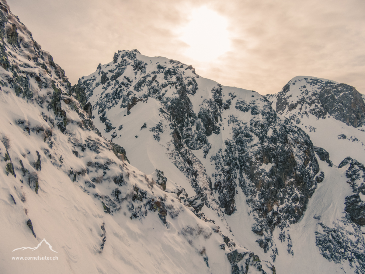 Vom Skigipfel muss zuerst wenig in die Westflanke abgestiegen werden, anschl travesieren in Richtung Hauptgipfel.