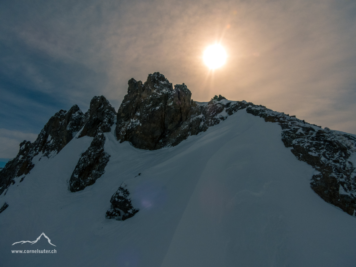Der Hauptgipfel befindet sich links neben dem 2ten Couloir. Wir steigen rechts auf den Grat bis zum ersten Turm.....