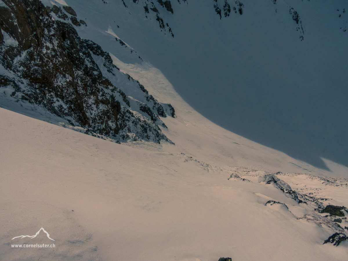 Wir steigen auf dem Grat etwas ab, anschnliessend hinunter steigen durch dieses Südwand Couloir.