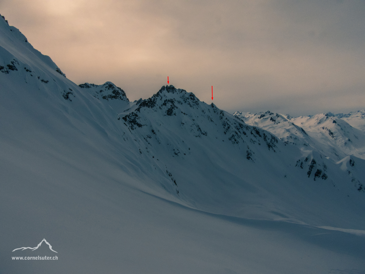 Ankunft auf dem Poncione Valpiana 2660m, Sicht hinüber zum Grandinagia, Skigipfel rechts, Hauptgipfel Links oben.