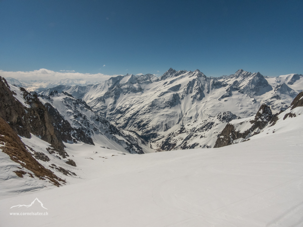 Start zu einer geilen Sulzschnee Abfahrt, hier Einfahrt um 11:45uhr beim Chüefadpass.