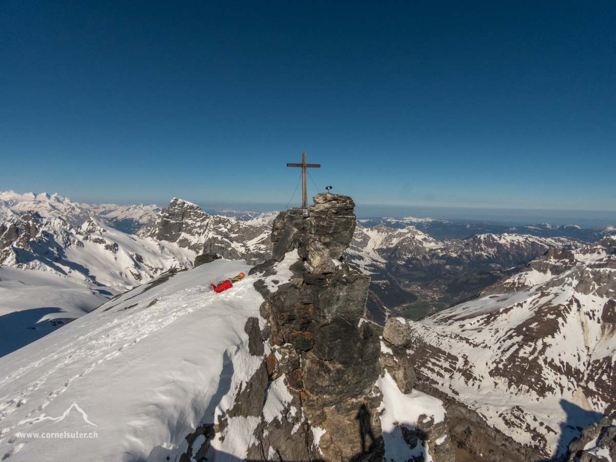 Ankunft auf dem Gross Spannort 3198m, 9:15uhr, rechts unten das Dorf Engelberg.