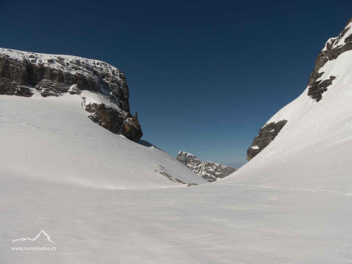 Bereits wieder unten, links der Chli Spannort, mitte das Spannortjoch und im Hintergrund der Titlis....