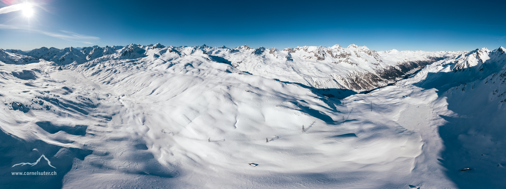 Flugpanobild Links Italien, unten in der Mitte der Passo San Giacomo 2313m, rechts die Schweiz. Am Horizont zu sehen das Finsteraarhorn 4274m, Lauteraarhorn, Schreckhorn, Chüäbodenhorn, Pizzo Rotondo usw…..