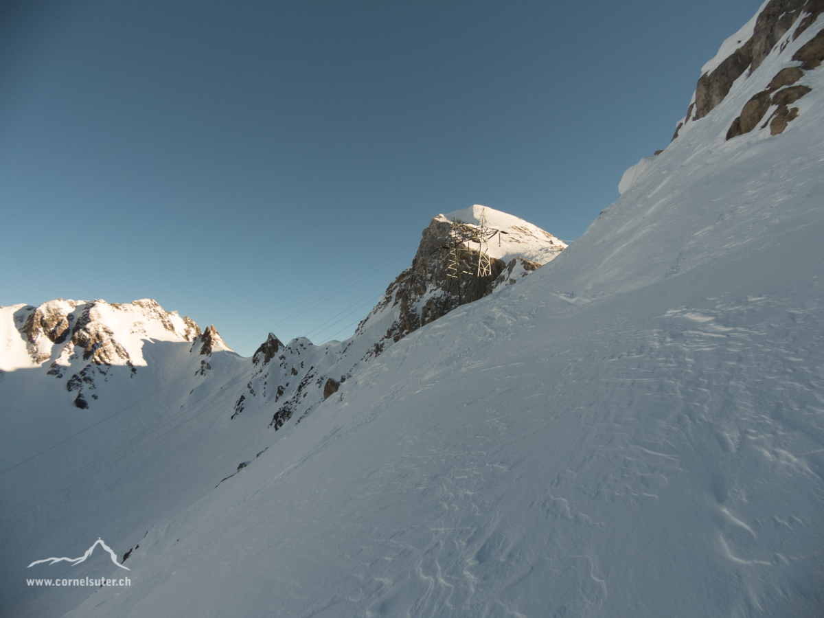 Ankunft auf der Bocchetta di Formazorra 2687m, man sollte hier nicht zu lange verweilen, die Stromleitungen sind nur ein paar Meter über dem Boden...!!!