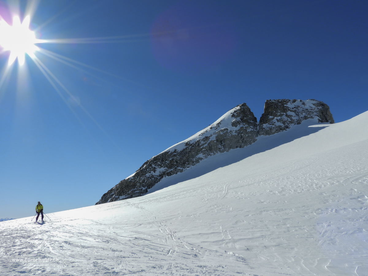 Wir sind bereits vom Gipfel hinunter gefahren, im Hintergrund der Oberalpstock 3328m, wir befinden uns bei der Einfahrt zum Staldenfirn....