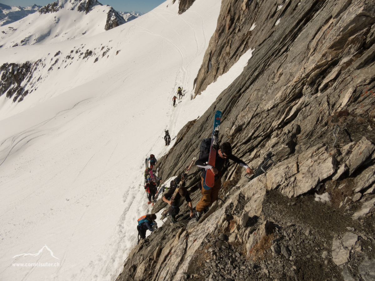 Aufsteigen in die Lücke auf dem Ostgrat des Piz Ault.