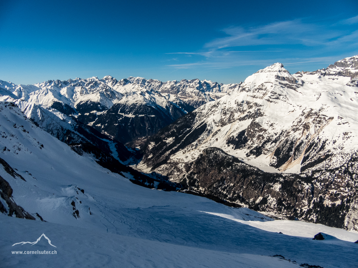 Die Gemsplanggen, geil wie immer. Unten das Maderanertal mit dem Dorf Bristen.