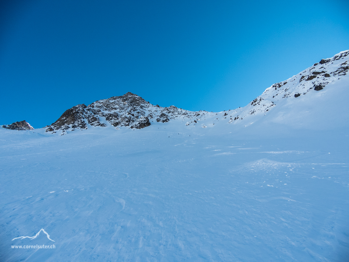 Abfahrt bei den Gemsplanggen, wie klein doch die Skifahrer wirken....