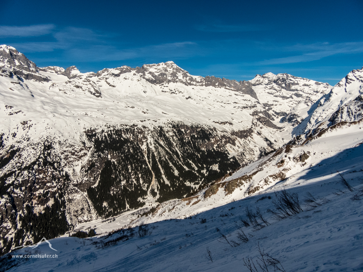 Am Ende der Gemsplanggen quert man nach rechts (östlich) hinüber zum Ligegg Hüttli 1834m.