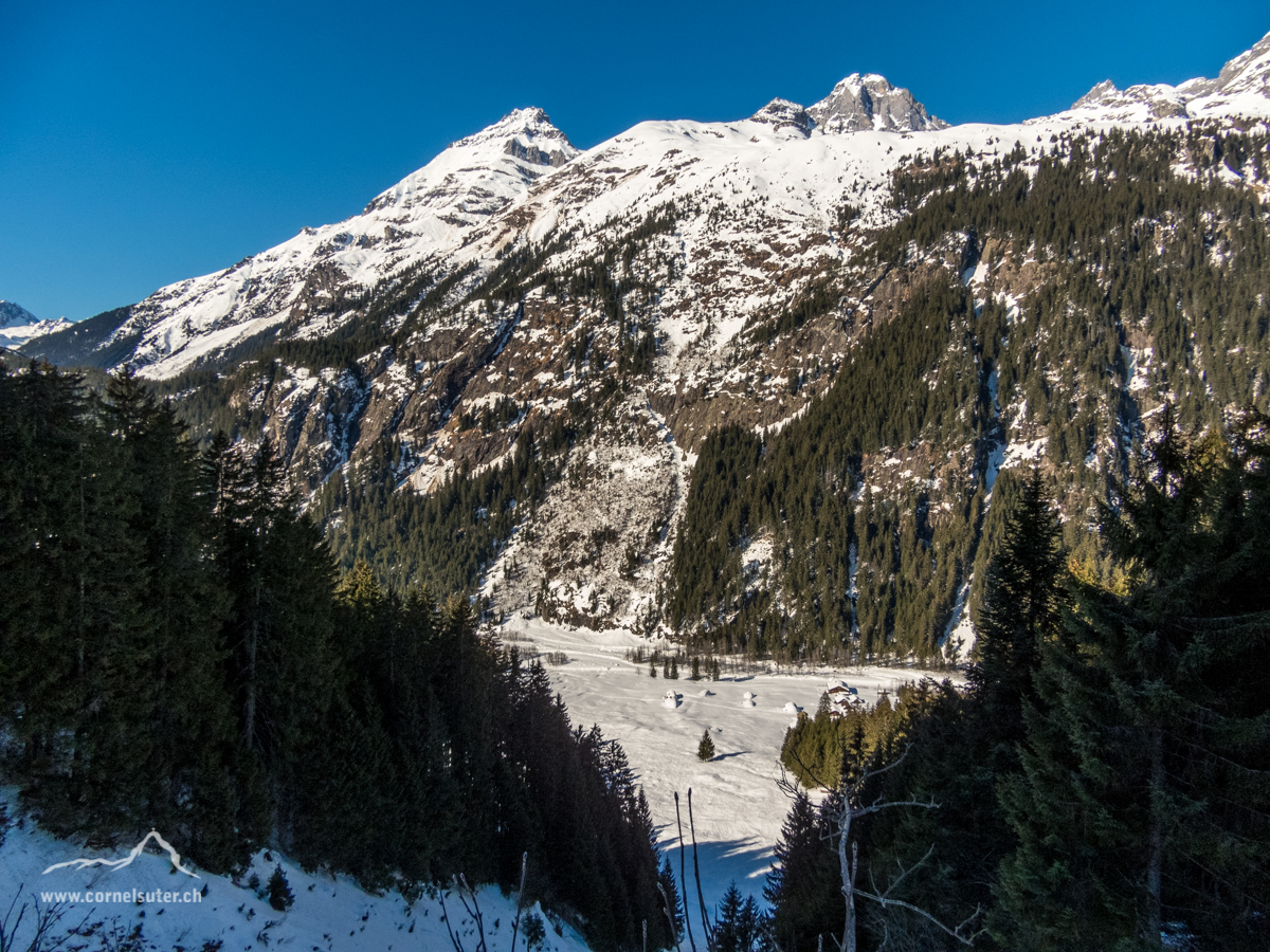 Unten die Gebäude bei der Alp Stössi