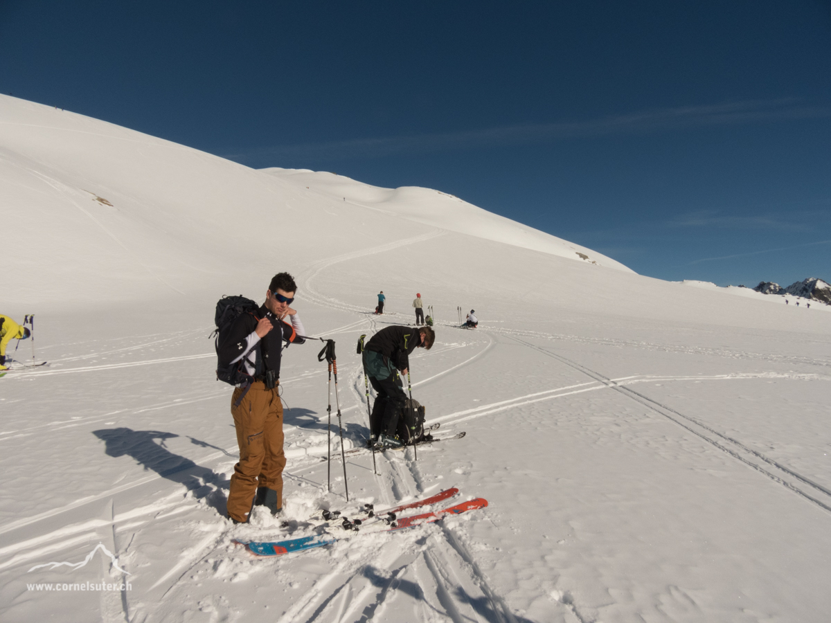 Ankunft auf dem Brunnifirn, nun anfellen und es folgt ein heisser Aufstieg an der prallen Sonne!!!!