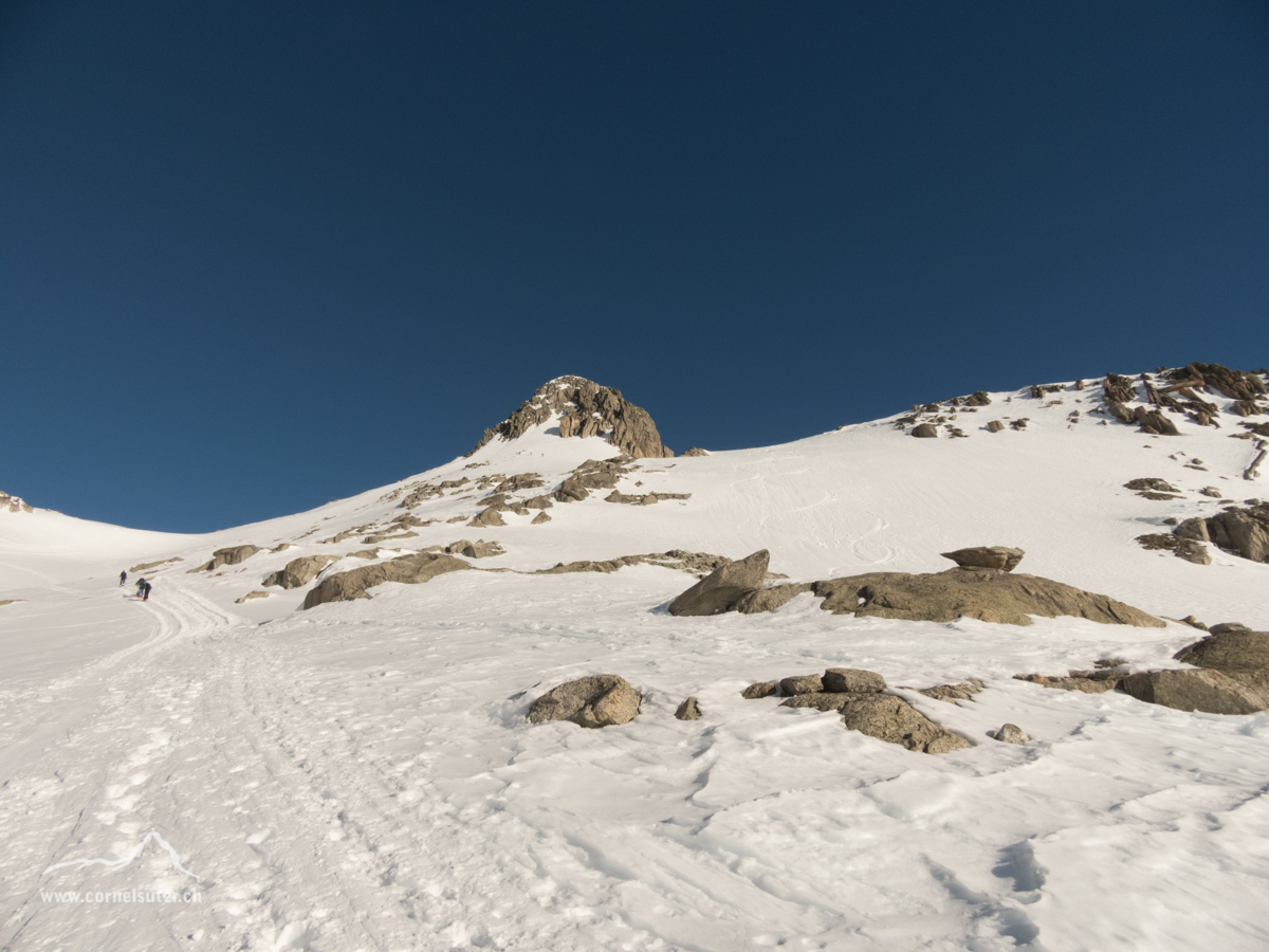 Oben der Piz Ault, man quert unter diesem in östliche Richtung